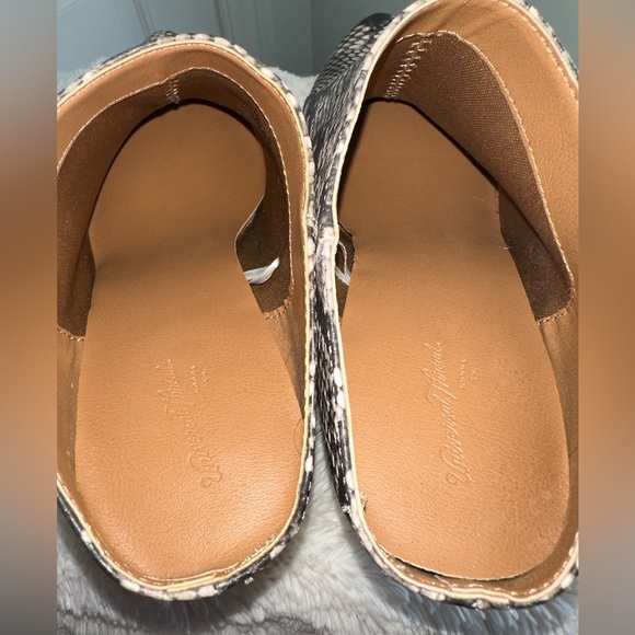 Women’s, snakeskin print, ankle booties, size 8, new, easy to walk in heels - Picture 5 of 9